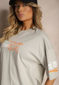 Renee - Szara Koszulka T-shirt Oversize z Nadrukiem z Elastycznej Bawełny Taralise. Kolor: szary. Materiał: bawełna. Wzór: nadruk. Sezon: lato #4