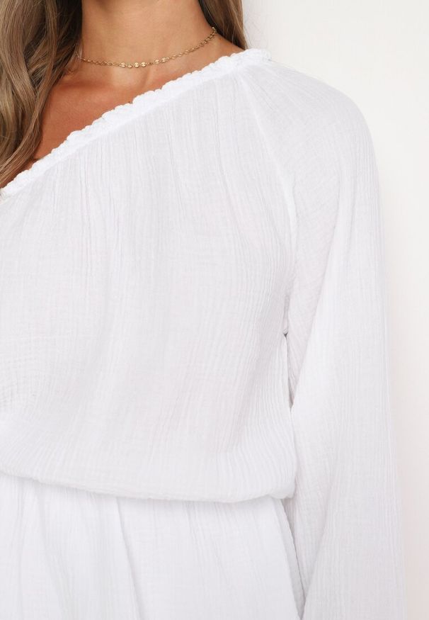 Born2be - Biały Muślinowy Kombinezon z Bawełny na Jedno Ramię z Gumką w Pasie Vimaree. Okazja: na co dzień, na imprezę. Kolor: biały. Materiał: bawełna. Styl: casual