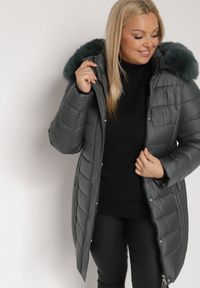 Born2be - Ciemnozielona Długa Kurtka Pikowana z Odpinanym Kapturem i Futerkiem Retelma. Okazja: na co dzień. Kolor: zielony. Materiał: futro. Długość: długie. Styl: casual #5