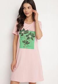 Born2be - Różowa Bawełniana Sukienka o Kroju Typu T-shirt Zdobiona Nadrukiem Nevolira. Okazja: na co dzień. Kolor: różowy. Materiał: bawełna. Wzór: aplikacja, nadruk. Styl: klasyczny, elegancki, casual #7