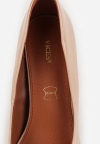 Born2be - Beżowe Lakierowane Szpilki Vices ze Skórzaną Wkładką Iralde. Okazja: na co dzień, na spotkanie biznesowe, na ślub cywilny, do pracy, na wesele. Kolor: beżowy. Materiał: skóra, lakier. Obcas: na szpilce. Styl: casual, biznesowy, klasyczny #8