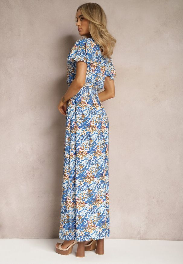 Renee - Niebiesko-Żółta Długa Sukienka Wiskozowa z Gumką w Talii i Falbanką Przy Krótkich Rękawach Glossme. Kolor: niebieski. Materiał: wiskoza. Długość rękawa: krótki rękaw. Wzór: aplikacja, kolorowy. Sezon: lato. Długość: maxi