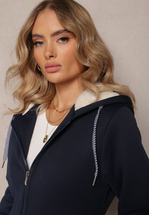 Renee - Granatowa Bluza ze Sztucznym Futerkiem i Kapturem oraz Kieszeniami Creactia. Kolor: niebieski. Materiał: futro