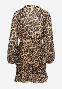 Born2be - Ciemnobeżowa Panterkowa Sukienka z Dekoltem w Serek Zdobiona Drapowaniem i Falbankami Melobria. Okazja: na co dzień. Typ kołnierza: dekolt w serek, kołnierz z falbankami. Kolor: beżowy. Wzór: aplikacja. Typ sukienki: dopasowane. Styl: klasyczny, casual, elegancki #4