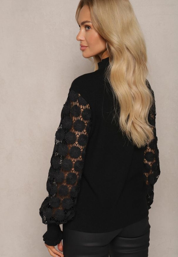 Renee - Czarny Półgolf Sweter z Wiskozą Ściągaczem i Koronką Liasara. Kolor: czarny. Materiał: koronka, wiskoza. Wzór: koronka. Sezon: zima