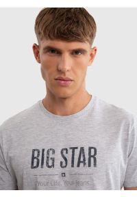 Big-Star - Koszulka męska o klasycznym kroju szara Bruno 901. Okazja: na co dzień. Kolor: szary. Materiał: bawełna, jeans. Długość rękawa: krótki rękaw. Długość: krótkie. Wzór: napisy. Sezon: lato. Styl: klasyczny #7