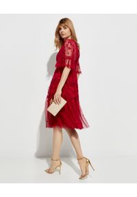 NEEDLE & THREAD - Koronkowa sukienka Lottie. Kolor: czerwony. Materiał: koronka. Wzór: haft, aplikacja, koronka, kwiaty. Typ sukienki: kopertowe. Styl: klasyczny, wizytowy. Długość: midi #5