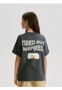 Reserved - T-shirt Kubuś Puchatek - ciemnoszary. Kolor: szary. Materiał: bawełna. Wzór: motyw z bajki #1