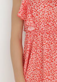 Born2be - Czerwona Sukienka Neamelia. Typ kołnierza: dekolt w serek. Kolor: czerwony. Materiał: wiskoza. Długość rękawa: bez rękawów. Wzór: nadruk, kwiaty. Sezon: lato. Styl: klasyczny #2