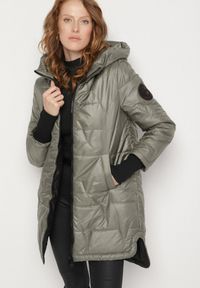 Born2be - Zielona Pikowana Kurtka o Asymetrycznym Kroju z Kapturem Dezilia. Okazja: na co dzień, na spacer. Typ kołnierza: kaptur. Kolor: zielony. Materiał: jeans. Styl: casual #3