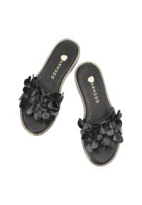 Czarne Klapki Armodo Eleganckie Obuwie Damskie. Okazja: na co dzień, na spacer. Kolor: czarny. Materiał: skóra. Wzór: kwiaty, aplikacja. Sezon: lato. Styl: elegancki