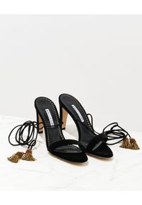MANOLO BLAHNIK - Czarne sandały na obcasie z wiązaniem nad kostką. Zapięcie: pasek. Kolor: czarny. Materiał: zamsz. Obcas: na obcasie. Styl: elegancki. Wysokość obcasa: średni #4
