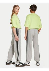 Adidas - adidas Spodnie dresowe 3-Stripes JW1090 Szary Loose Fit. Kolor: szary. Materiał: bawełna #4