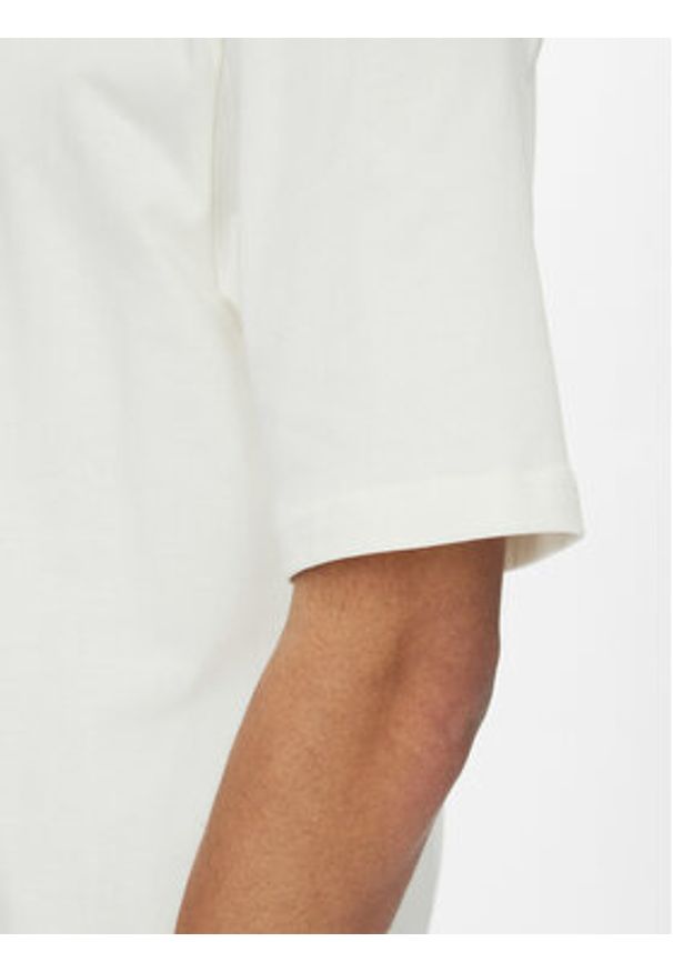 Nike T-Shirt FZ1912 Écru Regular Fit. Materiał: bawełna