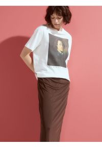 Reserved - T-shirt z nadrukiem - złamana biel. Materiał: dzianina, bawełna. Wzór: nadruk