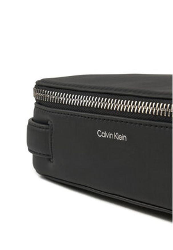 Calvin Klein Kosmetyczka Ck Sleek Washbag W/Hanger K50K512803 Czarny. Kolor: czarny. Materiał: skóra