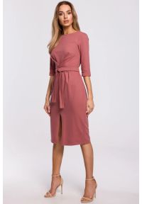Sukienki.shop - Sukienka dopasowana z rozcięciem i wiązaniem różowa bawełna. Okazja: na co dzień, do pracy. Kolor: różowy. Materiał: bawełna. Styl: casual #1