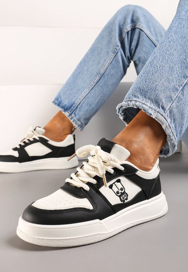 Born2be - Czarno-Beżowe Sneakersy z Ekoskóry na Grubej Podeszwie z Naszywką i Sznurowaniem Irveta. Zapięcie: sznurówki. Kolor: czarny. Materiał: jeans. Wzór: aplikacja