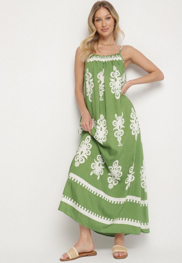 Born2be - Zielona Sukienka o Rozkloszowanym Kroju na Ramiączkach w Etniczny Wzór Revoniae. Okazja: na co dzień. Typ kołnierza: dekolt w kształcie V. Kolor: zielony. Długość rękawa: na ramiączkach. Styl: casual, elegancki