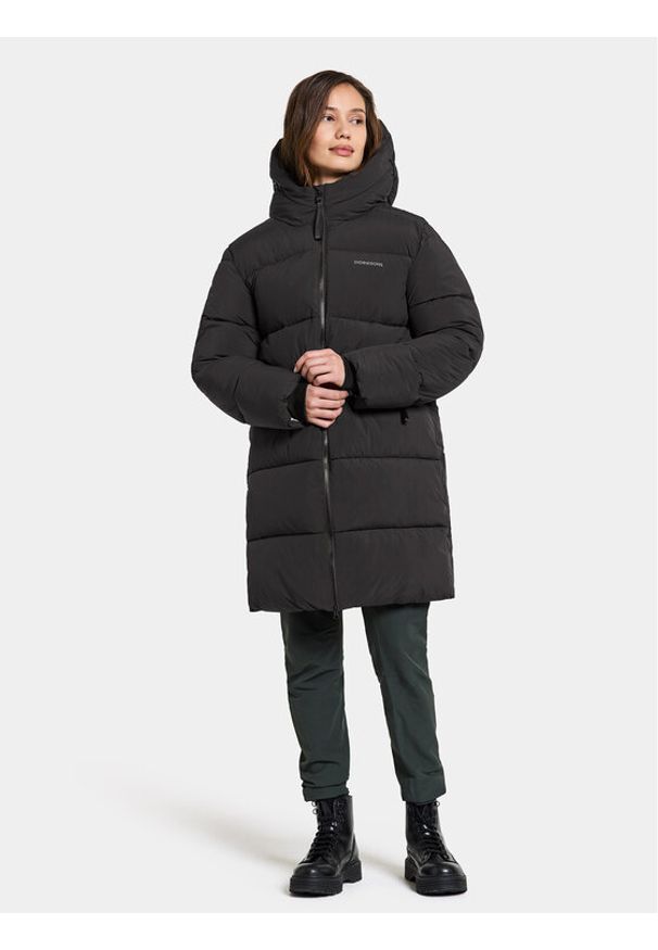 Didriksons Płaszcz zimowy Nomi Wns Parka 3 504832 Czarny Regular Fit. Kolor: czarny. Materiał: syntetyk. Sezon: zima