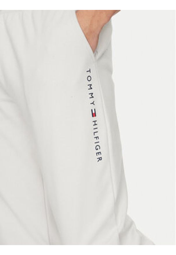 TOMMY HILFIGER - Tommy Hilfiger Spodnie dresowe UM0UM03348 Beżowy Regular Fit. Kolor: beżowy. Materiał: syntetyk