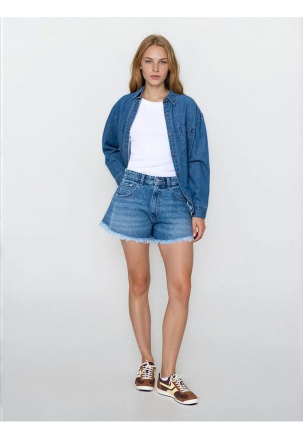 Sinsay - Szorty jeansowe high waist postrzępioną nogawką - niebieski. Stan: podwyższony. Kolor: niebieski. Materiał: jeans