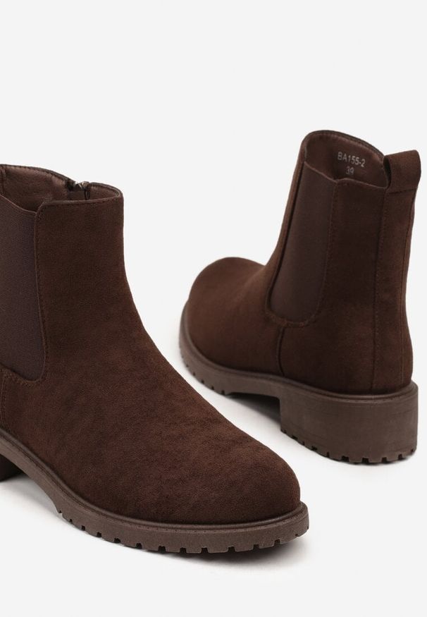 Renee - Brązowe Botki Sztyblety Ozdobione Elastycznym Elementem Clasina. Okazja: na co dzień. Kolor: brązowy. Wzór: aplikacja. Styl: casual, elegancki