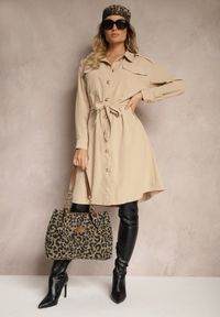 Renee - Beżowa Sukienka o Koszulowym Kroju z Paskiem i Eleganckimi Guzikami Torlina. Okazja: na co dzień, na spotkanie biznesowe. Kolor: beżowy. Materiał: skóra. Długość rękawa: długi rękaw. Typ sukienki: koszulowe. Styl: elegancki