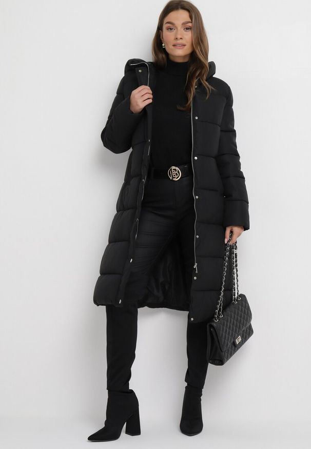 Born2be - Czarna Długa Kurtka Zapinana na Suwak i Napy z Kapturem Tasperia. Okazja: do pracy, na co dzień, na spotkanie biznesowe. Typ kołnierza: kaptur. Kolor: czarny. Materiał: jeans. Długość rękawa: długi rękaw. Długość: długie. Styl: casual, elegancki, biznesowy