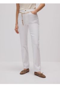 Reserved - Jeansy slim fit z paskiem - biały. Kolor: biały #1