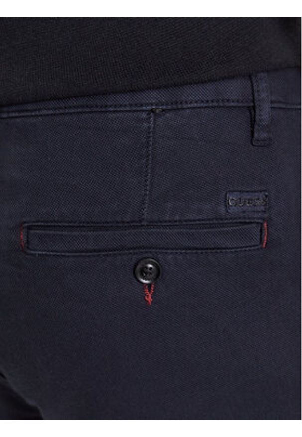 Guess Chinosy M3YB16 WFIN3 Niebieski Slim Fit. Kolor: niebieski. Materiał: bawełna