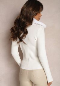Renee - Biały Prążkowany Sweter z Puszystym Kołnierzem i Suwakiem Dylira. Kolekcja: plus size. Kolor: biały. Materiał: prążkowany. Wzór: aplikacja #3