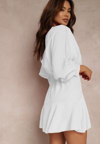 Renee - Biała Sukienka Barbeina. Kolor: biały. Wzór: geometria. Typ sukienki: kopertowe. Długość: mini #3