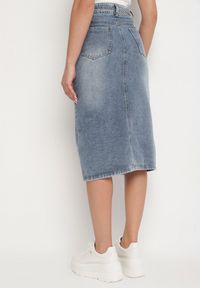 Born2be - Granatowa Bawełniana Spódnica Jeansowa Ozdobiona Łańcuchem Lilisela. Okazja: na co dzień. Kolor: niebieski. Materiał: bawełna, jeans. Wzór: aplikacja. Styl: klasyczny, elegancki, casual #3