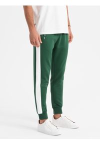Ombre Clothing - Dresowe męskie spodnie joggery z kontrastowymi lampasami – ciemnozielone V7. Kolor: zielony. Materiał: dresówka. Wzór: aplikacja. Styl: retro, sportowy #10