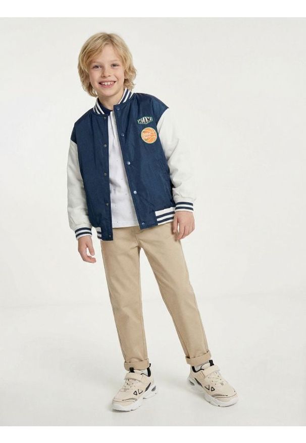 Sinsay - Spodnie typu chinos z elastycznym pasem - beżowy. Kolor: beżowy