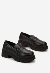 Born2be - Czarne Wsuwane Mokasyny na Grubej Podeszwie z Bieżnikiem Ozdobione Przeszyciami Newello. Zapięcie: bez zapięcia. Kolor: czarny. Wzór: aplikacja. Styl: elegancki #4