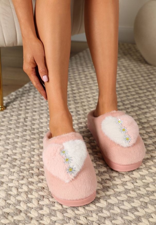 Renee - Różowe Kapcie na Platformie Ozdobione Cyrkoniami i Serduszkiem Laonaya. Okazja: na co dzień, do domu. Zapięcie: bez zapięcia. Kolor: różowy. Materiał: jeans. Wzór: aplikacja. Obcas: na platformie. Styl: casual