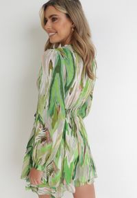 Born2be - Zielona Rozkloszowana Sukienka Mini z Kopertowym Dekoltem Ściągana w Pasie Jakla. Typ kołnierza: dekolt kopertowy. Kolor: zielony. Sezon: wiosna, lato. Typ sukienki: kopertowe. Długość: mini #3