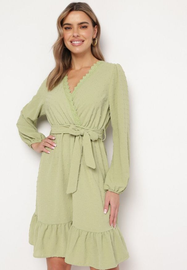 Born2be - Zielona Sukienka Mini z Tkaniny Plumeti Z Koronką i Materiałowym Paskiem Difia. Kolor: zielony. Materiał: tkanina, materiał, koronka. Wzór: koronka. Długość: mini