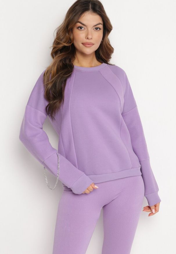 Born2be - Jasnofioletowa Bluza z Ozdobnym Łańcuszkiem Letonia. Typ kołnierza: bez kaptura. Kolor: fioletowy. Materiał: tkanina, bawełna. Wzór: aplikacja