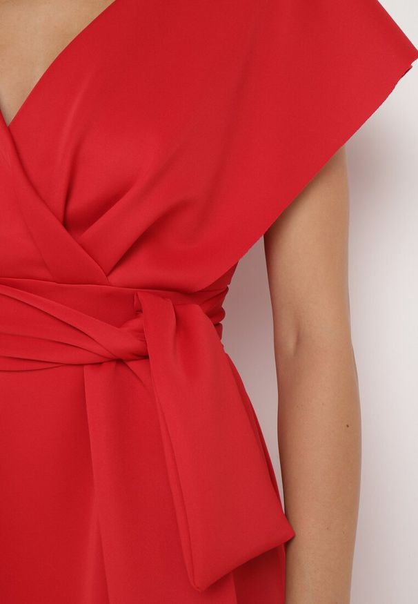 Born2be - Czerwona Rozkloszowana Sukienka Midi z Trójkątnym Dekoltem i Paskiem w Talii Tulika. Kolor: czerwony. Typ sukienki: kopertowe. Styl: elegancki. Długość: midi