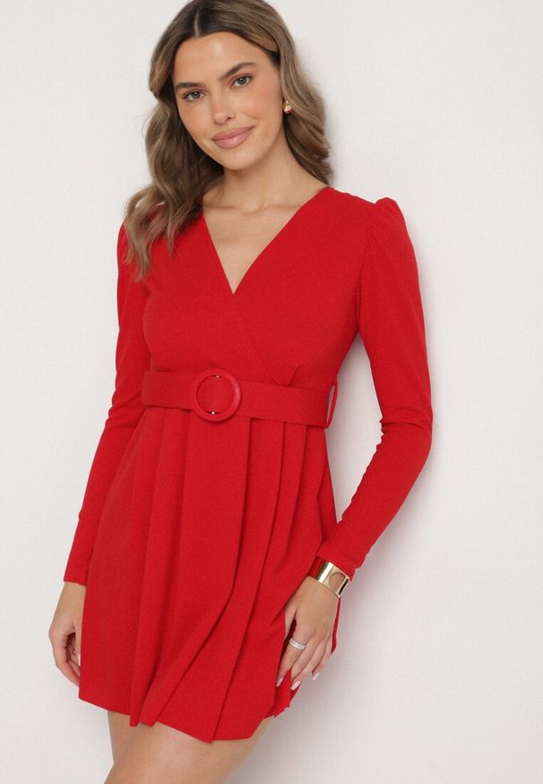 Born2be - Czerwona Sukienka Rozkloszowana z Ozdobnym Paskiem Evilevi. Okazja: na spotkanie biznesowe. Typ kołnierza: dekolt w kształcie V. Kolor: czerwony. Długość rękawa: długi rękaw. Styl: klasyczny, biznesowy