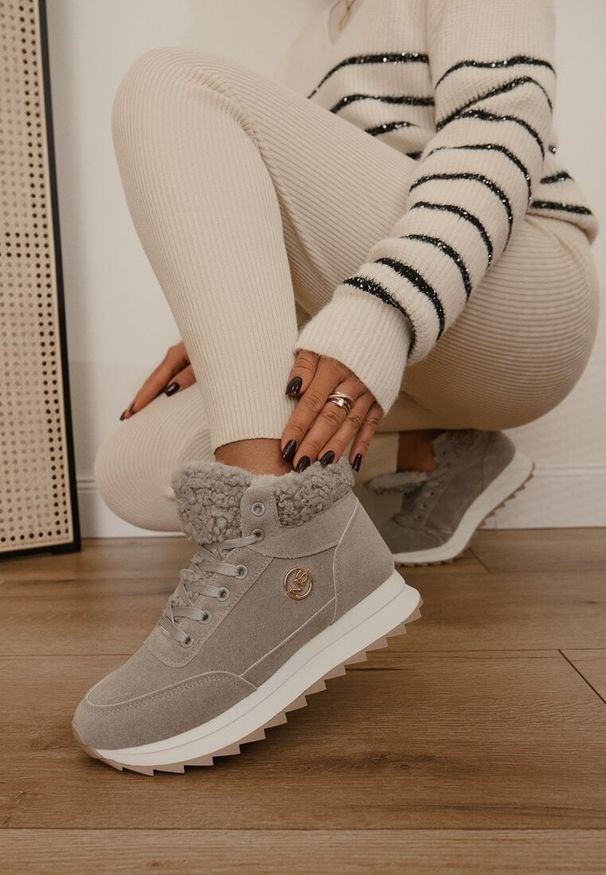 Born2be - Szare Sneakersy na Grubej Platformie z Metaliczną Aplikacją i Barankiem Irinala. Okazja: na spacer. Nosek buta: okrągły. Zapięcie: sznurówki. Kolor: szary. Wzór: aplikacja. Materiał: jeans, futro. Obcas: na platformie. Wysokość obcasa: niski. Sport: turystyka piesza