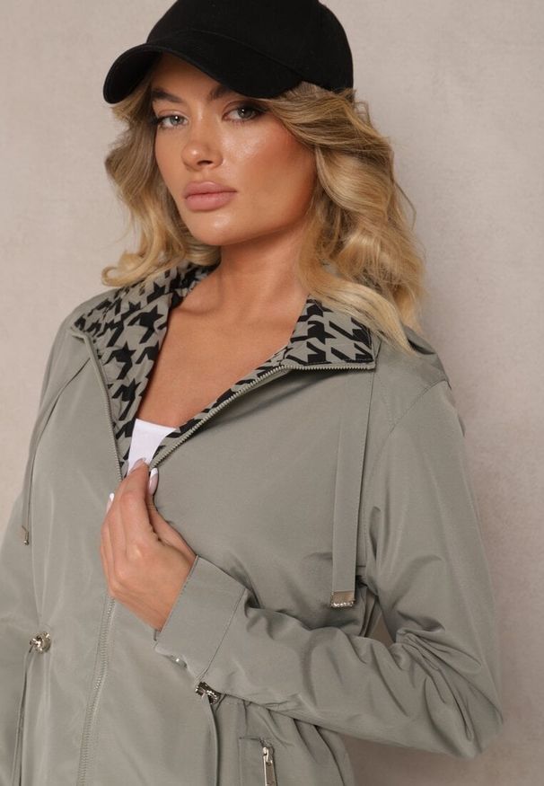 Renee - Ciemnozielona Kurtka w Stylu Parki ze Ściągaczem w Talii Arivienne. Okazja: na spotkanie biznesowe, do pracy, na co dzień. Kolor: zielony. Materiał: jeans. Styl: biznesowy, klasyczny, elegancki, casual