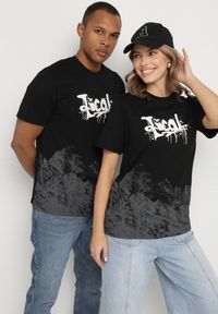Born2be - Czarna Koszulka z Bawełny z Nadrukiem w Streetwearowym Stylu Meponia. Okazja: na co dzień. Kolor: czarny. Materiał: bawełna. Wzór: nadruk. Styl: klasyczny, casual