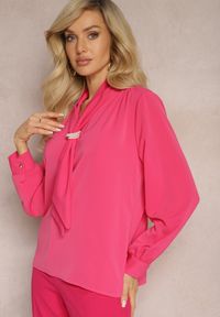 Renee - Różowa Bluzka z Ozdobnym Krawatem i Perłami Reveria. Kolor: różowy. Materiał: tkanina. Długość rękawa: długi rękaw. Długość: długie. Wzór: gładki #5