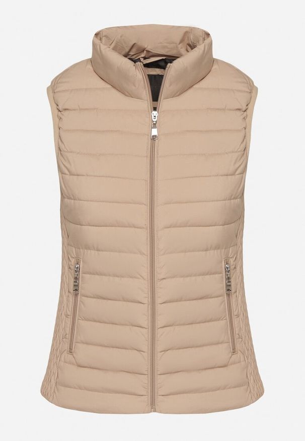 Born2be - Ciemnobeżowa Pikowana Kamizelka ze Stójką i Zasuwanymi Kieszeniami Lorenith. Typ kołnierza: kołnierzyk stójkowy. Kolor: beżowy. Materiał: jeans. Styl: elegancki