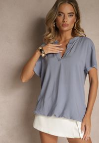 Renee - Niebieska Bluzka z Wiskozy z Dekoltem w Serek Savelae. Okazja: na co dzień. Typ kołnierza: dekolt w serek. Kolor: niebieski. Materiał: wiskoza. Styl: klasyczny, casual #4