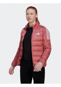 Adidas - adidas Kurtka puchowa Essentails Down HK4663 Czerwony Slim Fit. Kolor: czerwony. Materiał: syntetyk